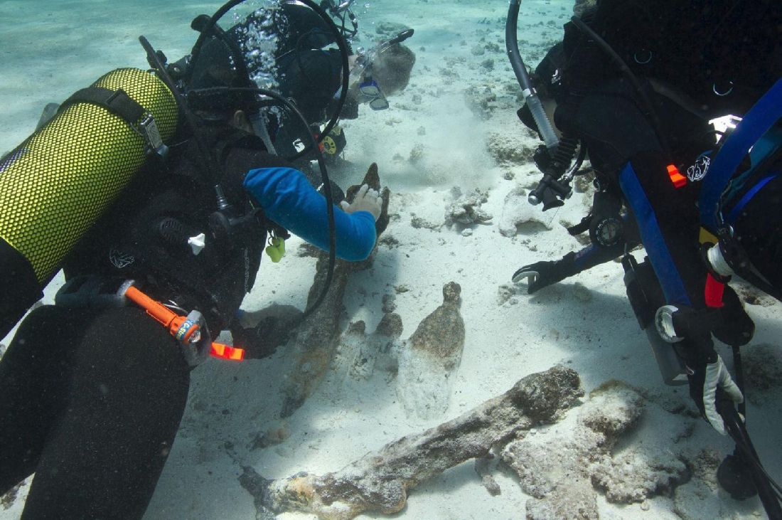 Archaeologists examine remains of the Royal Charlotte wrecked on Frederick Reef in 1825. Xanthe Rivett, courtesy Silentworld Foundation.